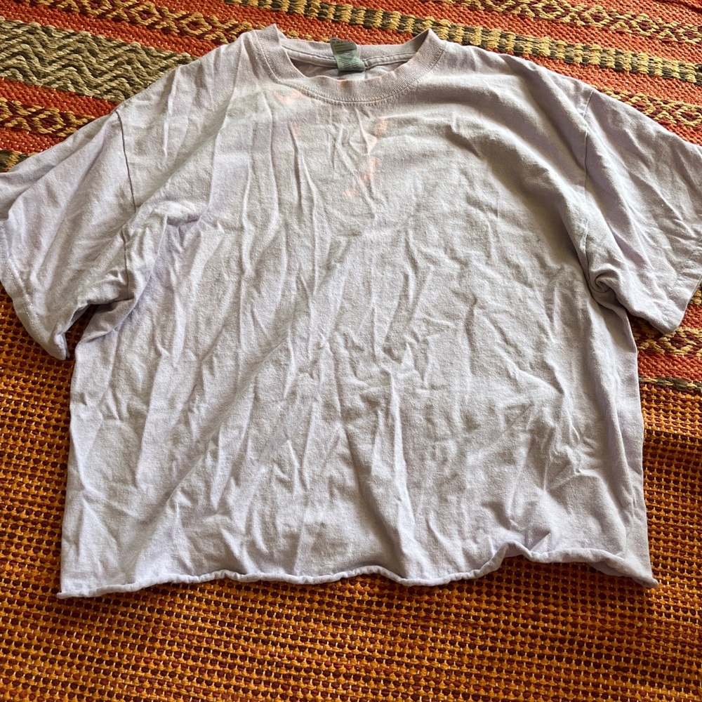 The brand is Gildan, it’s a solid T-shirt sized medium in good condition.
